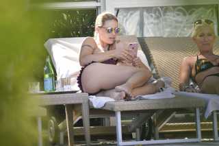 Michelle Hunziker feet photo thumbnail