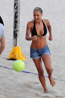 Michelle Hunziker feet photo thumbnail