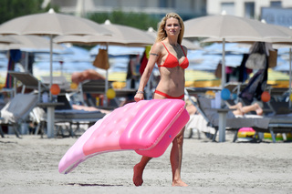 Michelle Hunziker feet photo thumbnail