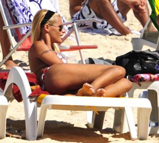 Michelle Hunziker feet photo thumbnail