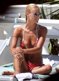 Michelle Hunziker feet photo thumbnail