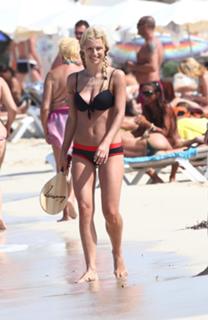 Michelle Hunziker feet photo thumbnail
