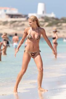 Michelle Hunziker feet photo thumbnail