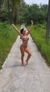 Michelle Lewin feet photo thumbnail