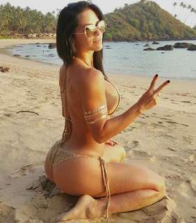 Michelle Lewin feet photo thumbnail