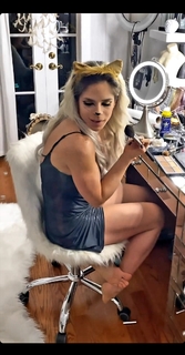 Michelle Lewin feet photo thumbnail
