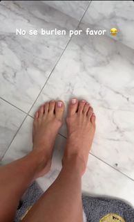 Michelle Lewin feet photo thumbnail