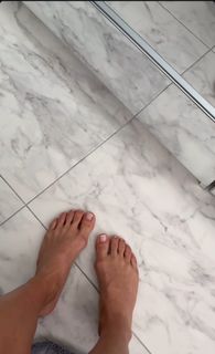 Michelle Lewin feet photo thumbnail
