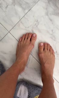 Michelle Lewin feet photo thumbnail