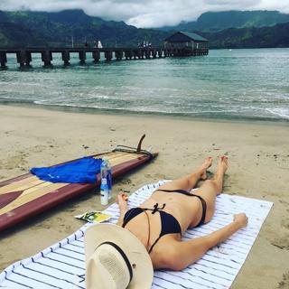 Michelle Monaghan feet photo thumbnail