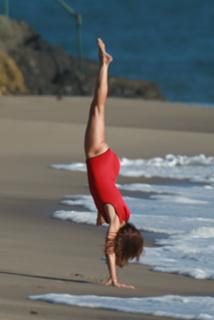 Michelle Monaghan feet photo thumbnail