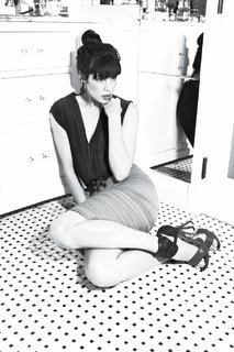 Michelle Monaghan feet photo thumbnail