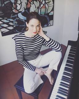 Michelle Monaghan feet photo thumbnail