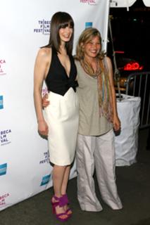 Michelle Monaghan feet photo thumbnail