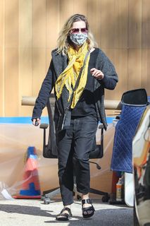 Michelle Pfeiffer feet photo thumbnail