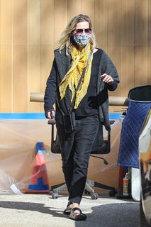 Michelle Pfeiffer feet photo thumbnail