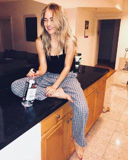 Michelle Randolph feet photo thumbnail