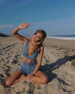 Michelle Randolph feet photo thumbnail