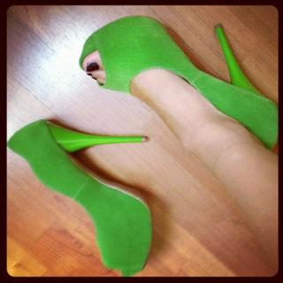 Michelle Renaud feet photo thumbnail