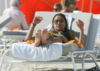 Michelle Rodriguez feet photo thumbnail