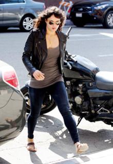 Michelle Rodriguez feet photo thumbnail