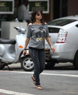 Michelle Rodriguez feet photo thumbnail