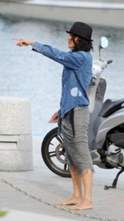 Michelle Rodriguez feet photo thumbnail
