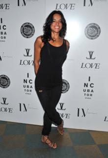 Michelle Rodriguez feet photo thumbnail