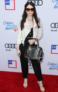 Michelle Trachtenberg feet photo thumbnail