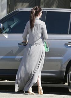 Michelle Trachtenberg feet photo thumbnail