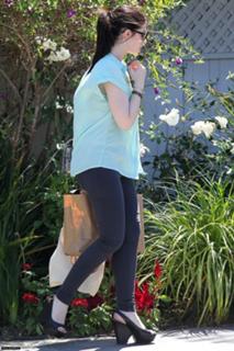 Michelle Trachtenberg feet photo thumbnail