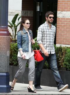 Michelle Trachtenberg feet photo thumbnail