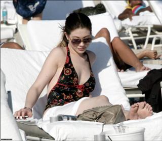 Michelle Trachtenberg feet photo thumbnail