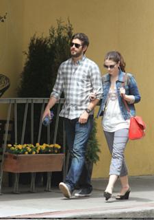 Michelle Trachtenberg feet photo thumbnail