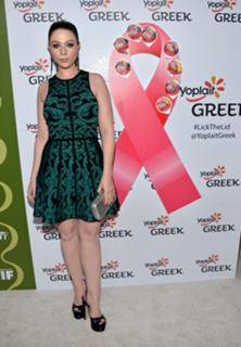 Michelle Trachtenberg feet photo thumbnail