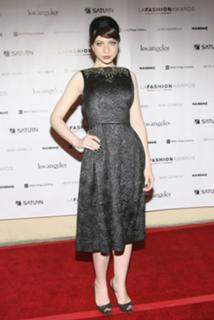 Michelle Trachtenberg feet photo thumbnail