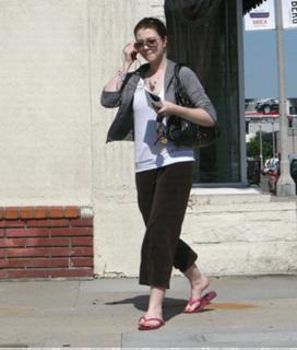 Michelle Trachtenberg feet photo thumbnail