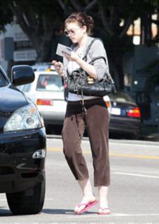 Michelle Trachtenberg feet photo thumbnail