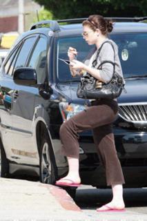 Michelle Trachtenberg feet photo thumbnail