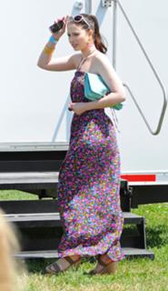 Michelle Trachtenberg feet photo thumbnail