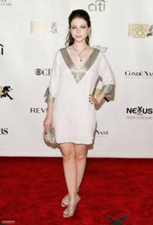 Michelle Trachtenberg feet photo thumbnail