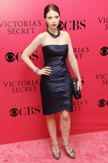 Michelle Trachtenberg feet photo thumbnail