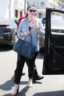 Michelle Trachtenberg feet photo thumbnail