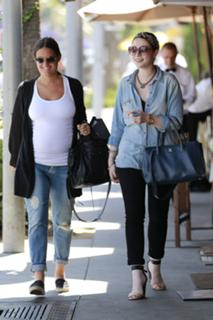 Michelle Trachtenberg feet photo thumbnail