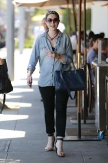 Michelle Trachtenberg feet photo thumbnail