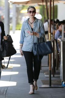 Michelle Trachtenberg feet photo thumbnail