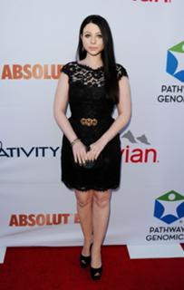 Michelle Trachtenberg feet photo thumbnail