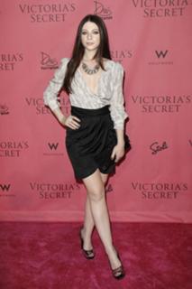 Michelle Trachtenberg feet photo thumbnail