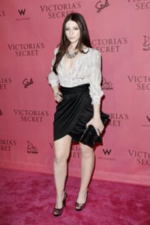 Michelle Trachtenberg feet photo thumbnail