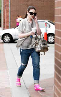 Michelle Trachtenberg feet photo thumbnail